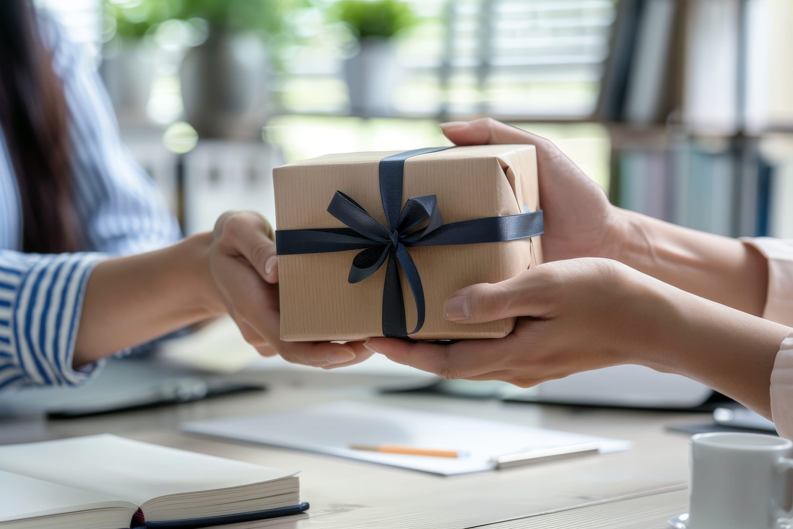 Compliance und steuerfreie Extras: In diesen Fällen dürfen Mitarbeiter und Chefs Geschenke annehmen