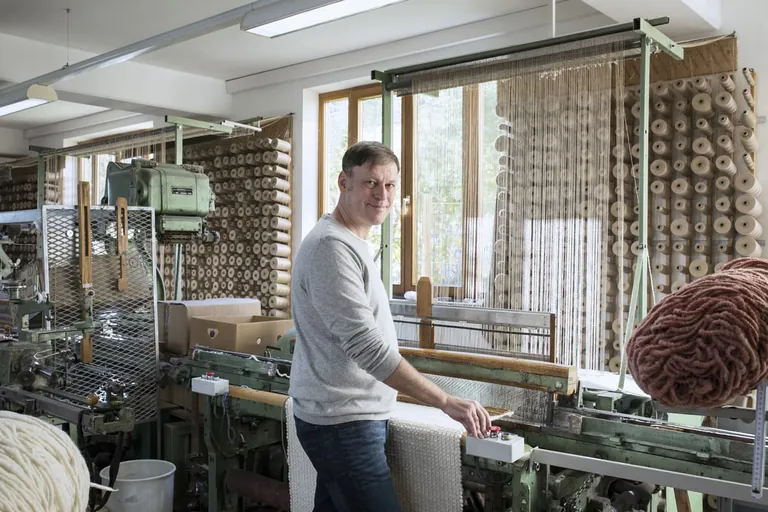 Alfred Licht, Weber&shy;meister und Inhaber der Simssee Handweberei in Oberbayern