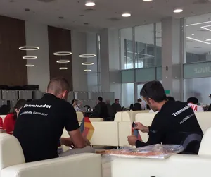 W&auml;hrend die Teilnehmer ihren Wettkampfplatz erkunden, dekorieren die Teamleiter.