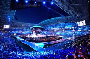 Ein ganzes Stadion voller Menschen feiert jubelnd die Er&ouml;ffnung der WorldSkills 2019 in Kasan. 