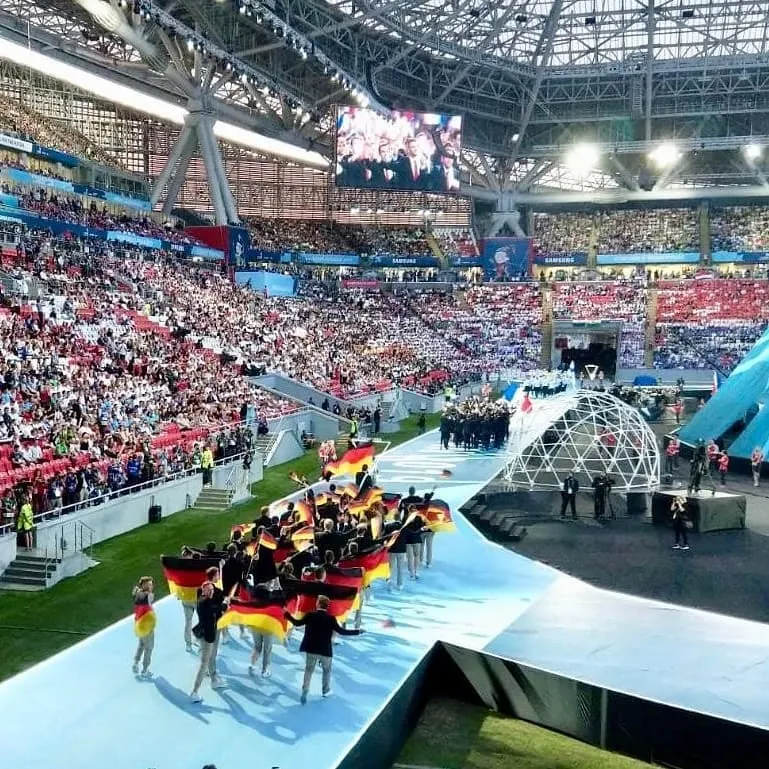 Als das deutsche Team in die Kasan-Arena einläuft feiern Team und alle Fans mit.