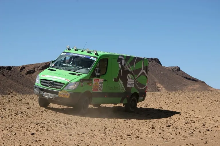 Rallye A&iuml;cha des Gazelles 2013 - Mercedes Sprinter in W&uuml;ste