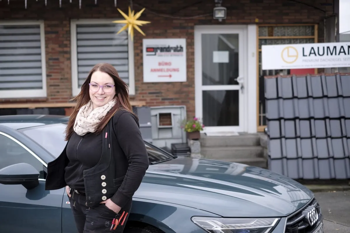 Victoria Weber, Dachdeckerin