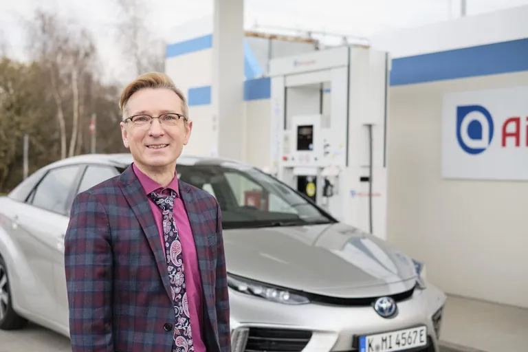 Goldschmied Markus Siuda testete das Brennstoffzellenfahrzeug Toyota Mirai