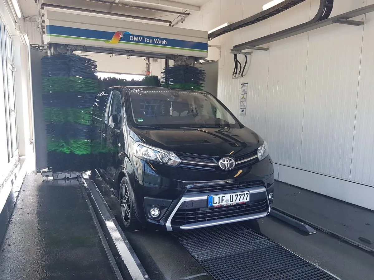 Geflüchtete mit neuer Perspektive: Tourbus in Waschanlage