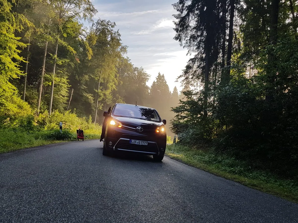 Geflüchtete mit neuer Perspektive: Aufbruch im Morgengrauen