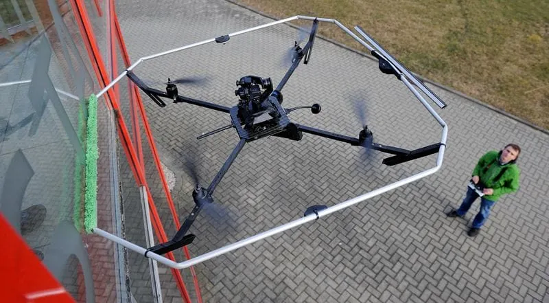 Mit der Drohne an die Fenster
