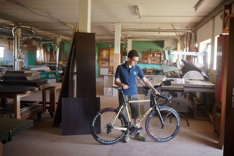 Rennrad mit Holzrahmen