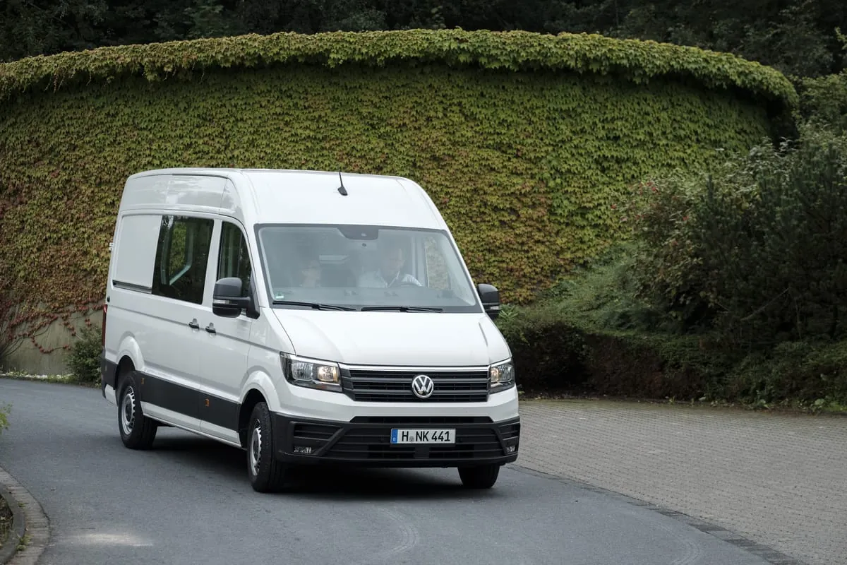 Tischler Jörg Julius Kapune schätzt den Crafter als praktischen Lastenesel, bei der Optik gibt es Luft nach oben.