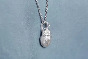 Silbernes Herz tr&auml;gt Anna R&ouml;mer