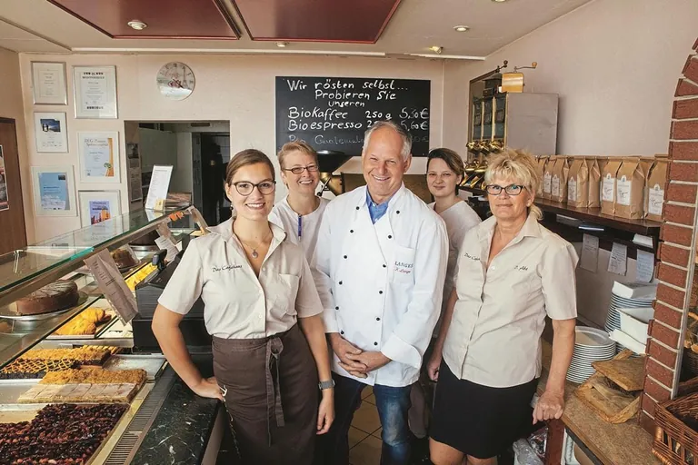 Mutterschutz, B&auml;ckermeister Lampe mit Mitarbeiterinnen
