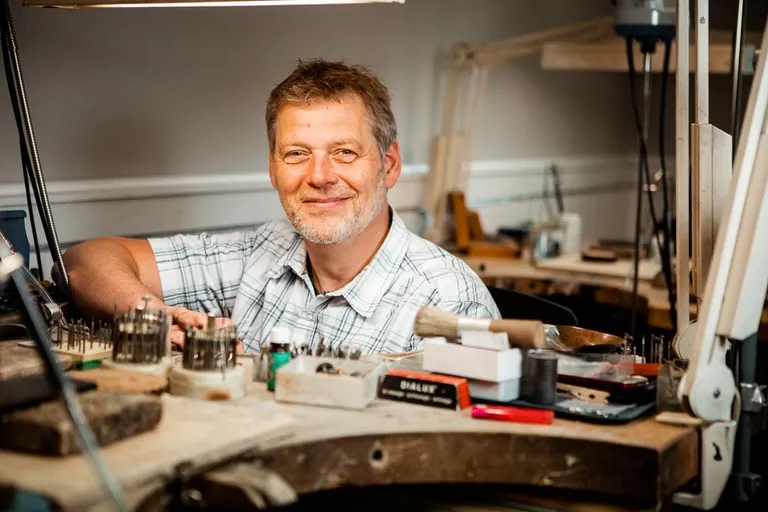 Uwe Frie&szlig;, Juwelier und Gesch&auml;ftsf&uuml;hrer der Edelmetallschmiede Frie&szlig;, Schleswig.