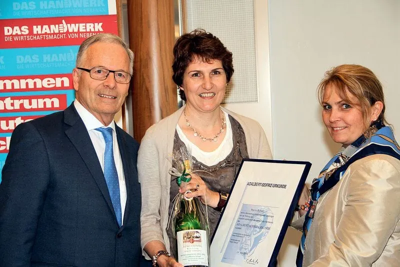 Zeugnisse für BDH-Absolventen