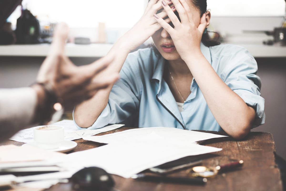 Elternzeit: Auf Mobbing am Arbeitsplatz richtig reagieren