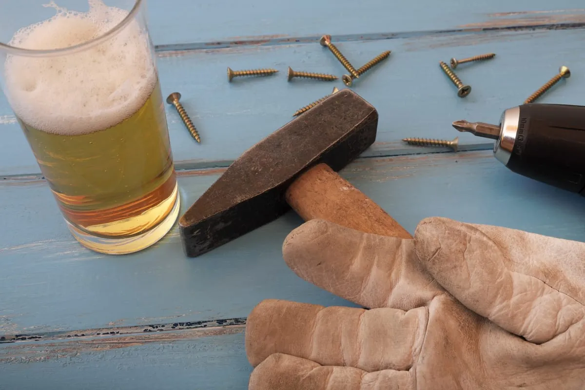 Alkohol im Betrieb: Wenn es nicht beim Feierabendbier bleibt