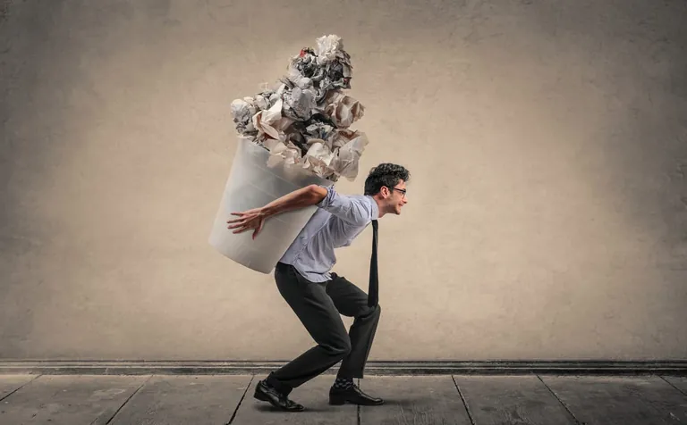 Mann tr&auml;gt M&uuml;lleimer