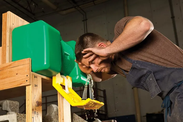 Augendusche mit Arbeiter