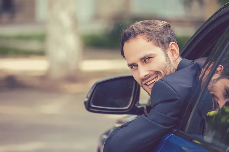 Autofahrer schaut aus Auto