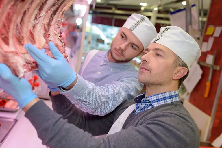 Fleischer-Azubi und Meister