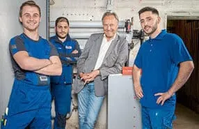 Hans Hering, SHK-Unternehmer in Düsseldorf (mitte), konnte auch dieses Jahr wieder neue Azubis gewinnen.