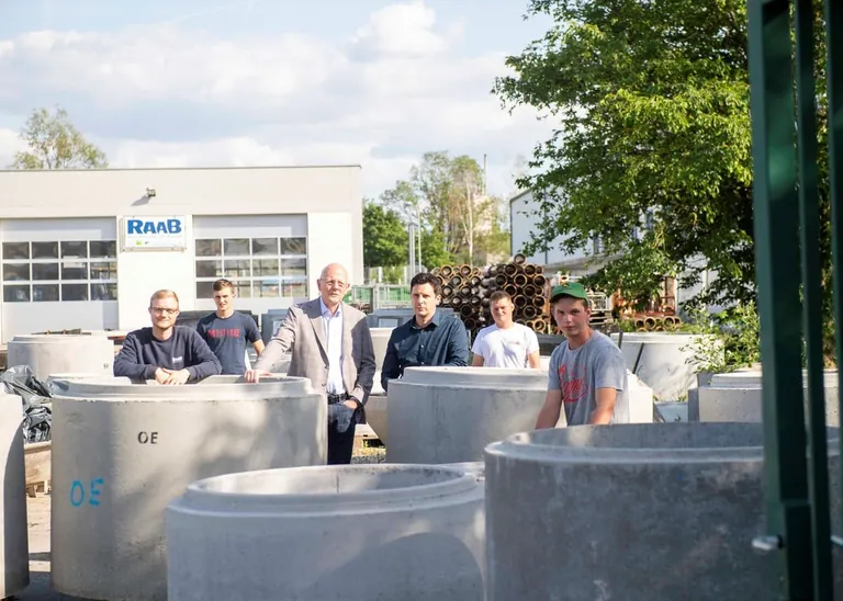 Firmenchef Wolfgang Schubert- Raab und Ausbildungsleiter Thomas Polzer  (Mitte von links) von Raab Bau in Ebensfeld