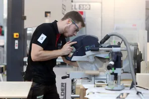 Bauschreiner Florian Meigel an der S&auml;ge.