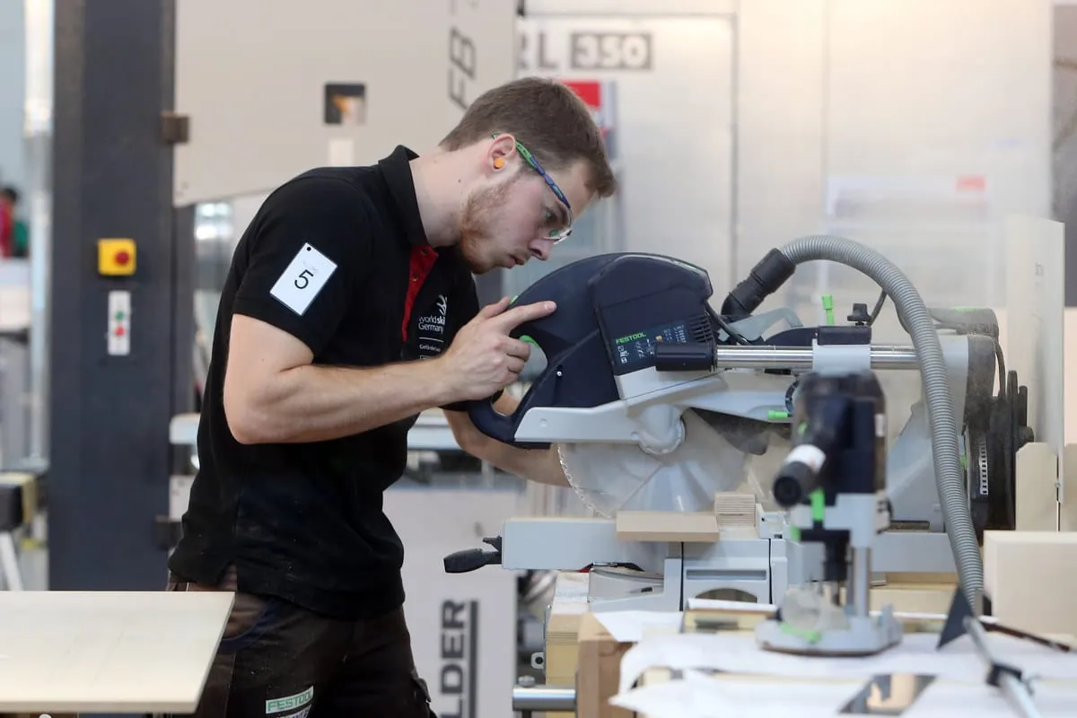 Bauschreiner Florian Meigel an der Säge.