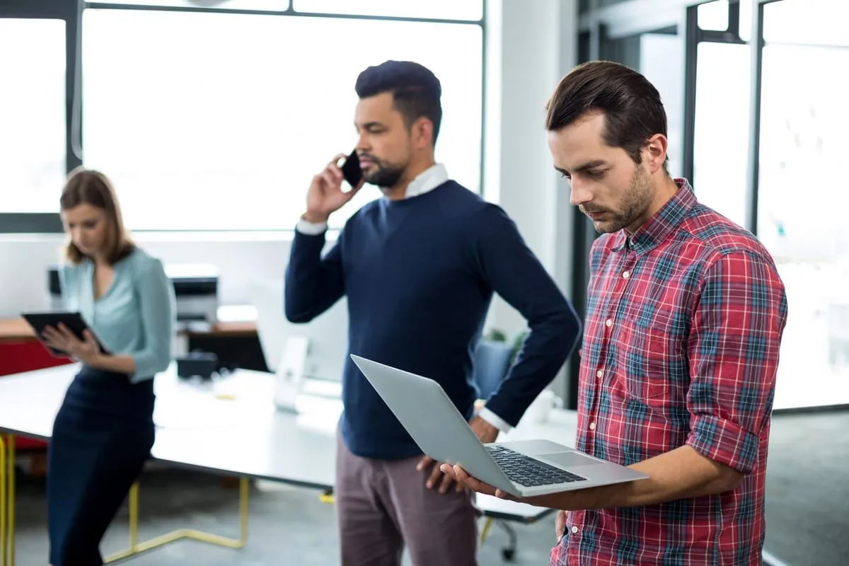 Bewegungspausen in den Arbeitsalltag einbauen