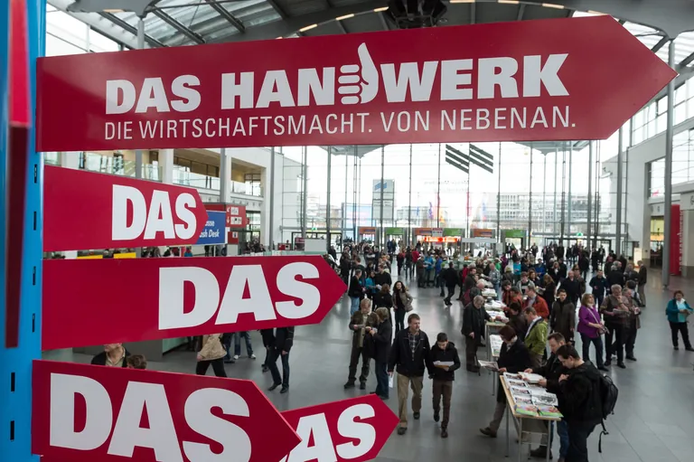 Besucher im Eingang West auf der Internationalen Handwerksmesse.