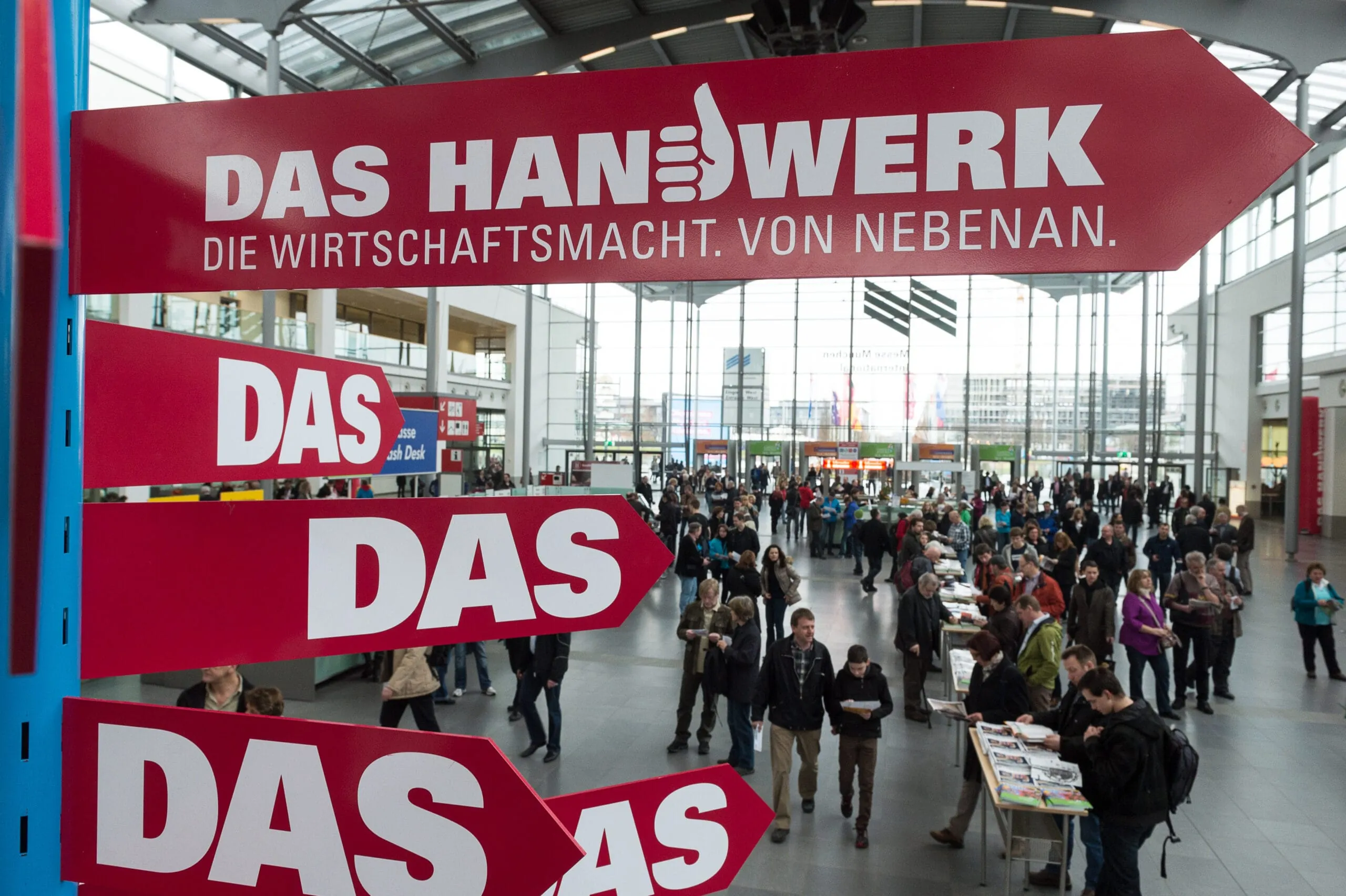 Besucher im Eingang West auf der Internationalen Handwerksmesse.