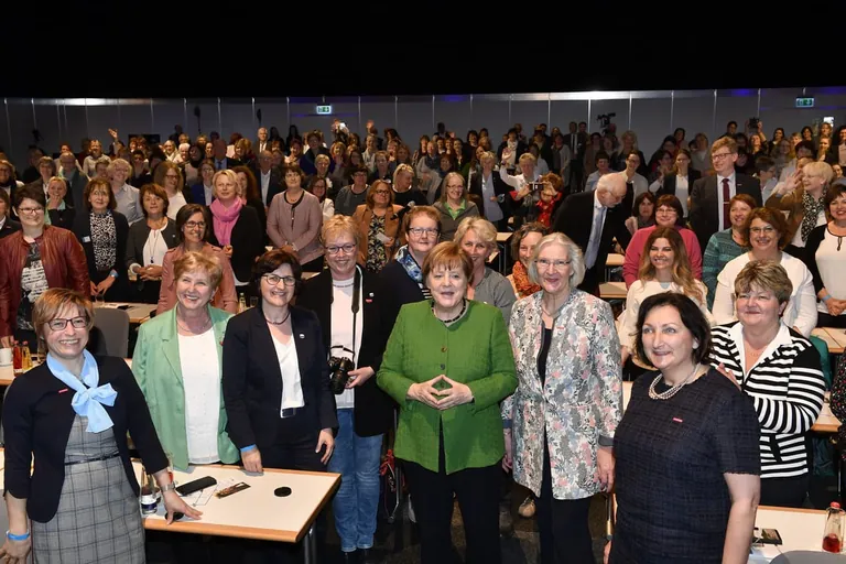 Fachtagung der UFH mit Ehrung der Handwerkerfrauen durch Angela Merkel