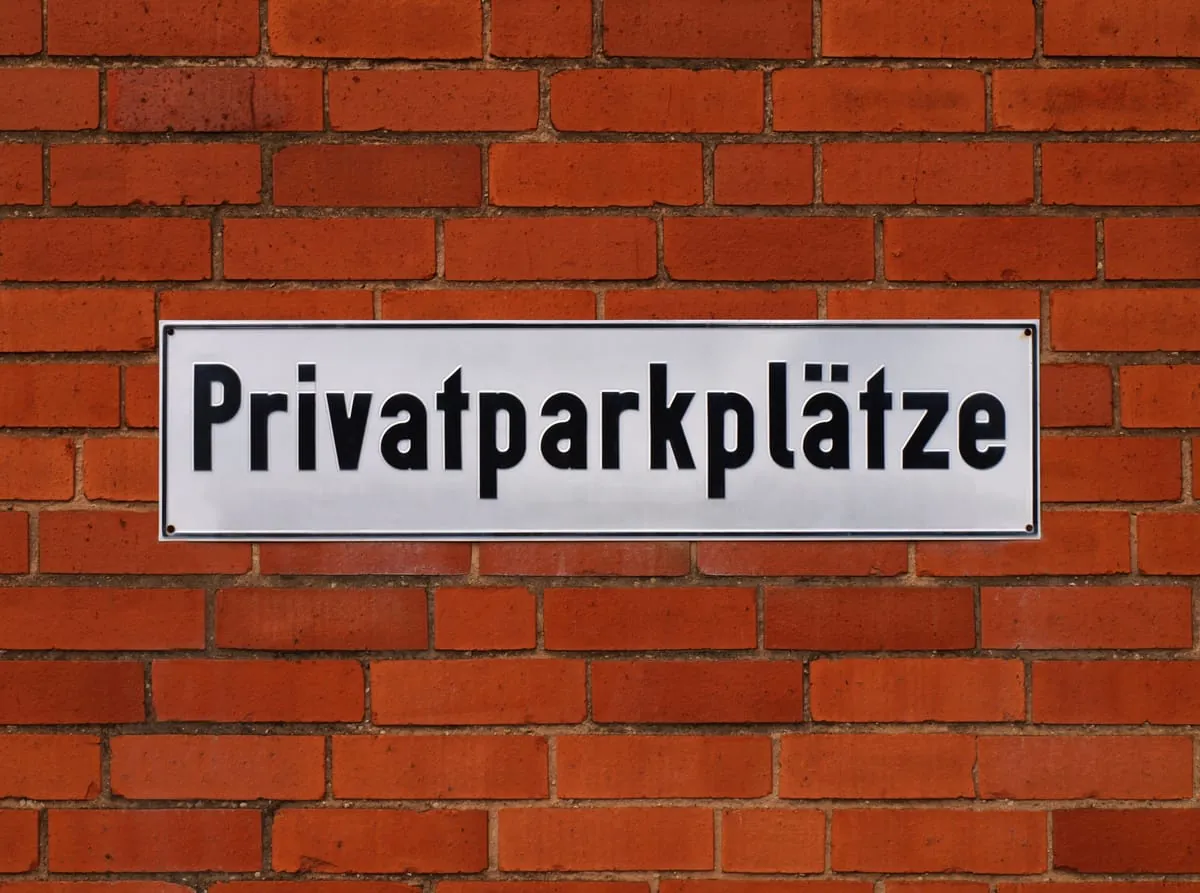 Privatparkplatz: Freches Parken treibt Abschleppkosten in die Höhe