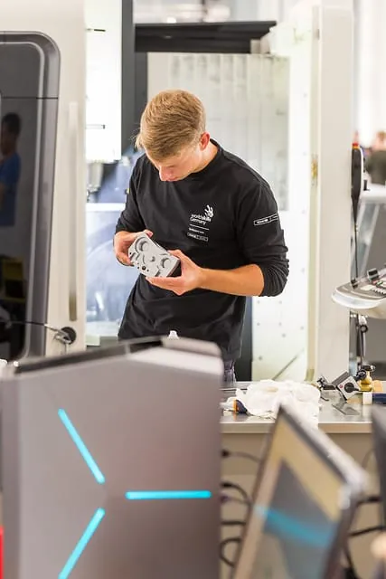 Beim Wettkampf an Skill 7, CNC-Fräsen, hat Tim Baur den 13. Platz belegt und holt sich eine Exzellenzmedaille.