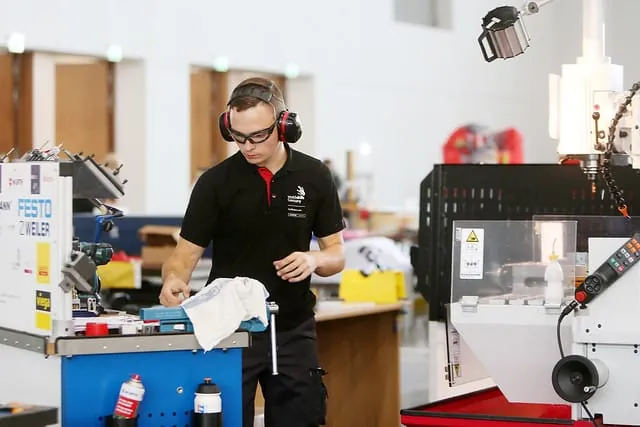 Franz Radestock arbeitet an Skill 01, Industriemechaniker.