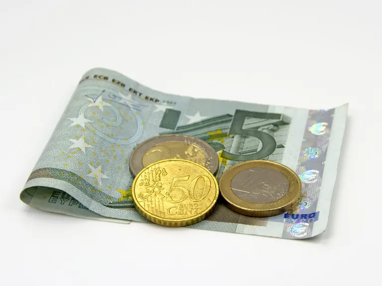 Gesetzlicher Mindestlohn wird auf 8,50 Euro festgesetzt.