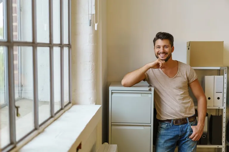 Gr&uuml;nder im neuen Firmenb&uuml;ro