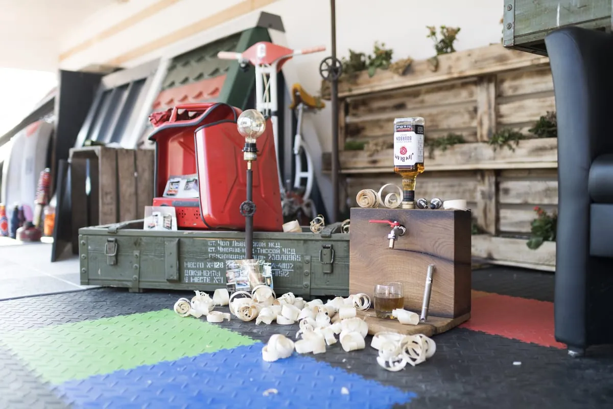 Upcycling: Fabian Flachmeyer, Kühlschrank aus Kanister, Tränke aus Holz