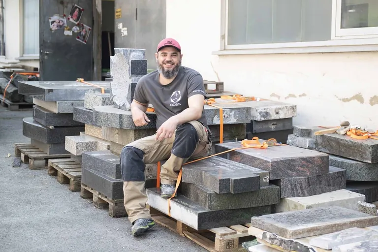 Steinmetz Sebastian Höhn bringt mit seiner Firma Rock Design Steine zum Leuchten