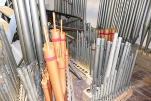 Orgelpfeifen im Lagerraum