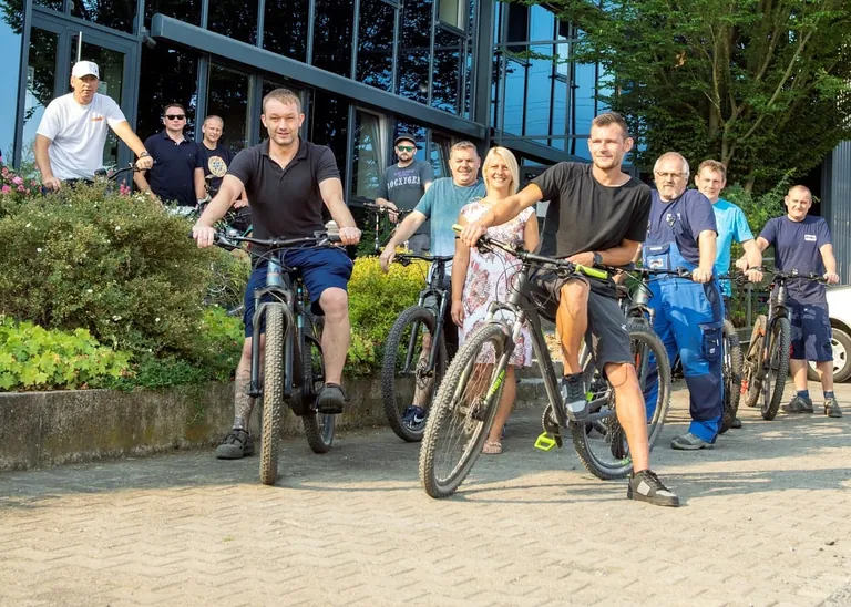 Carmen Klopf (Mitte, ohne Rad), Personalleiterin bei Haga Metallbau