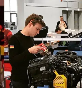 KFZ-Mechatroniker Simon Kazimirowicz arbeitet an der ersten von acht Aufgaben: die Bremse. Zum ersten Mal bei den WorldSkills ist auch das Thema Hybrid dabei. 