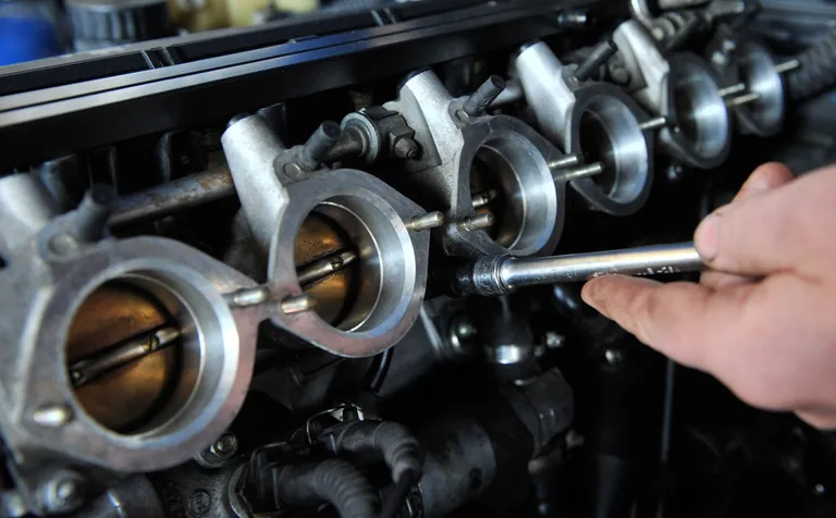 Ein Kfz-Mechatroniker-Lehrling bekam vom Landesarbeitsgericht in Chemnitz Recht: Sein Chef muss ihm 5.660 Euro Tarifentgelt nachzahlen. 