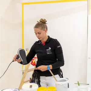 Malerin jessica J&ouml;rges arbeitet konzentriert an ihrer Aufgabe und l&auml;sst sich vom Trubel rundherum nicht st&ouml;ren. 