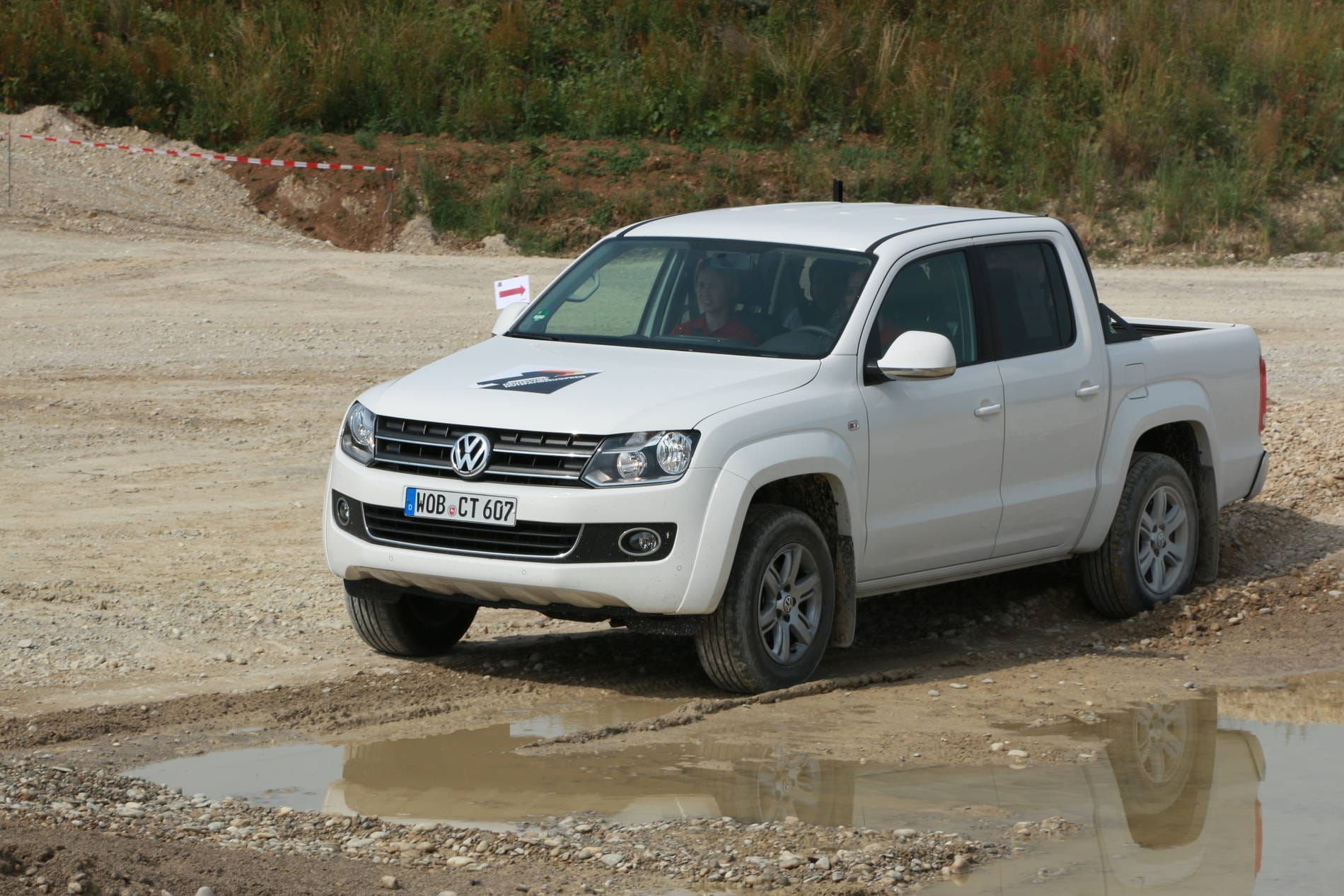 Mit weißem Auto durch den Matsch