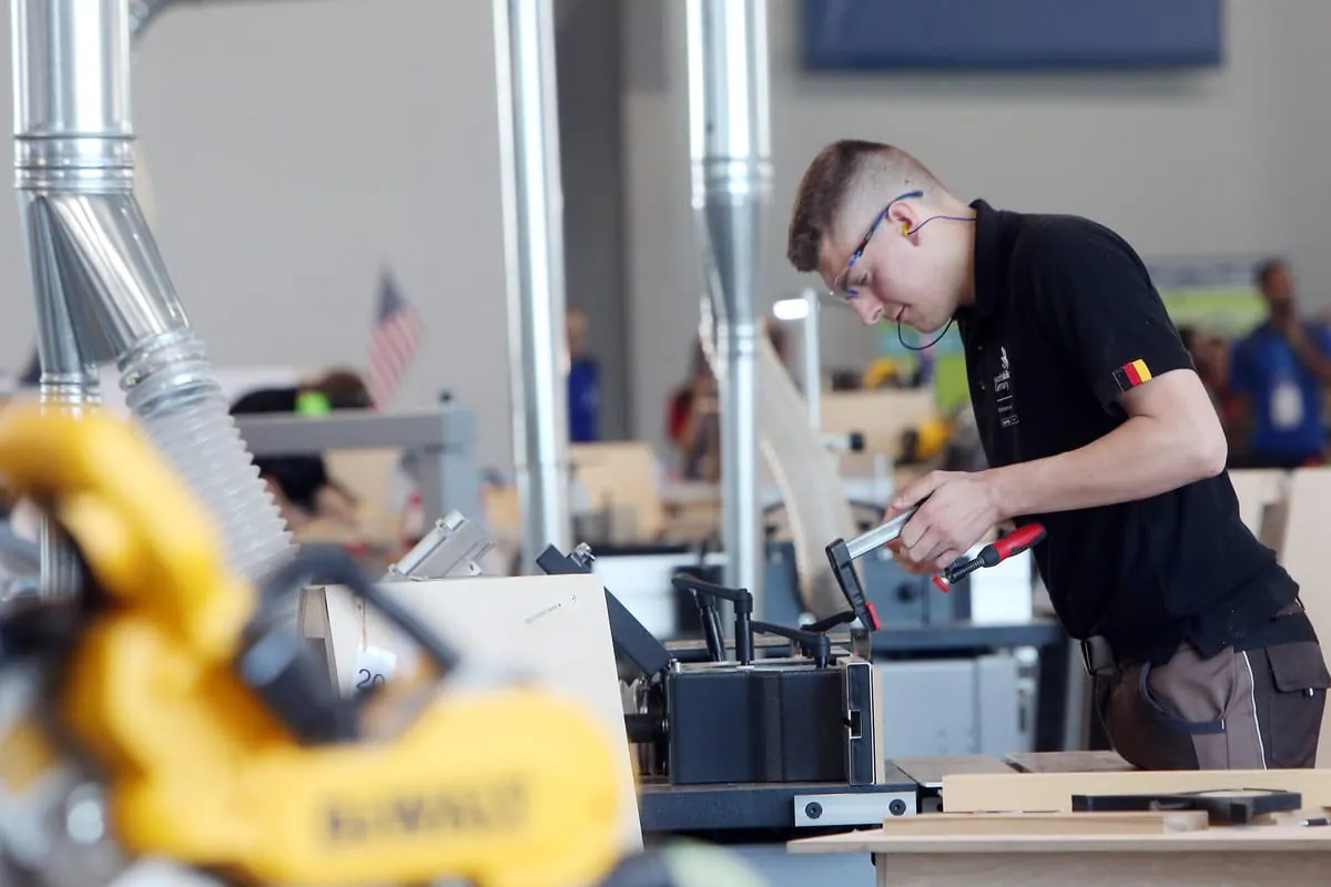 Möbelschreiner Johannes Bänsch greift zur Schraubzwinge.