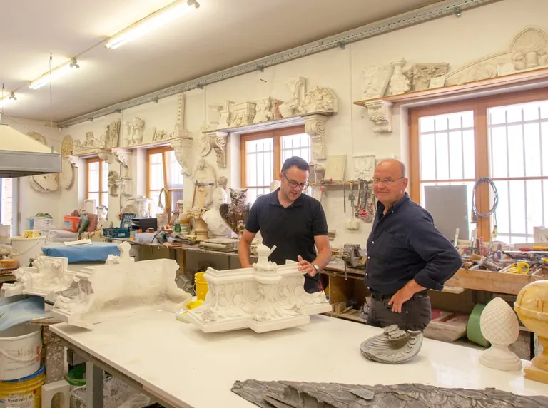 Roland Schulze (li.), Maurer und Bauingenieur, mit einem Mitarbeiter bei Restaurierungsarbeiten.