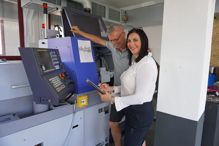 Susanne Ba&ntilde;ez-Weidenbach hat das Handwerk-Start-up Ramme Drehteile gegr&uuml;ndet und bei der IT-Infrastruktur fast komplett auf gebrauchte Hardware gesetzt.