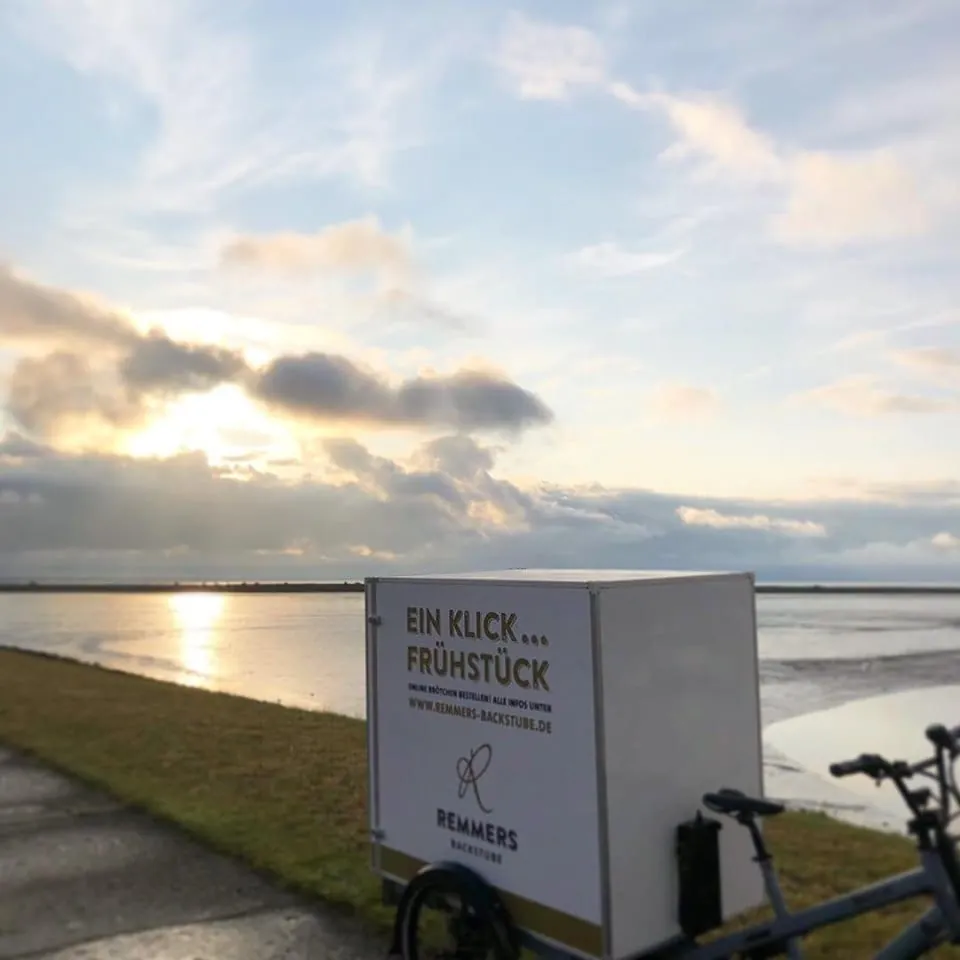 Ansichtssache: Meerblick beim Brötchenausliefern