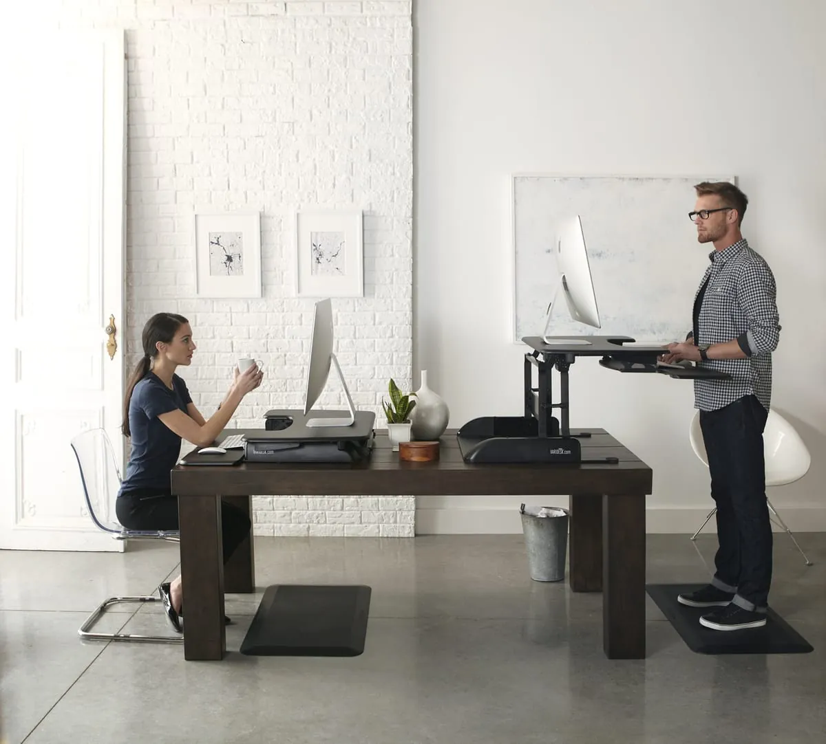 Varidesk: Wechsel zwischen sitzen und stehen im Büro