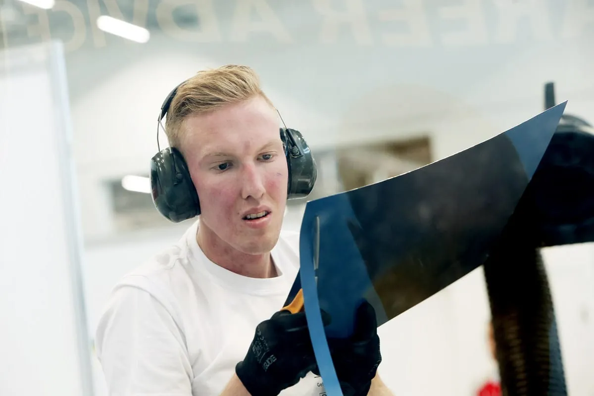 Steinmetz Julian Wally scheint außer sich und seinem Werkzeug nichts wahrzunehmen.